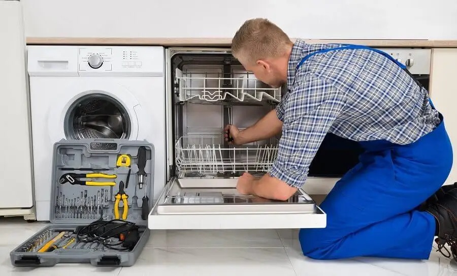 Adapazarı Maytag servisi teknisyen ekibi beyaz eşya tamiri yaparken